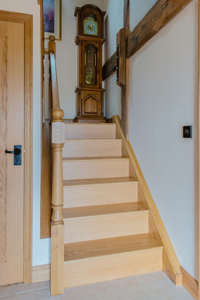 Стильный дизайн: маленькая п-образная деревянная лестница в классическом стиле с деревянными ступенями для на участке и в саду - последний тренд