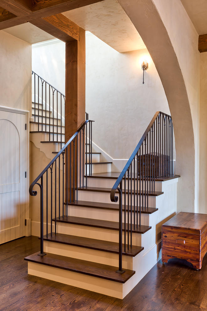 Diseño de escalera en L mediterránea de tamaño medio con escalones de madera y contrahuellas de madera pintada