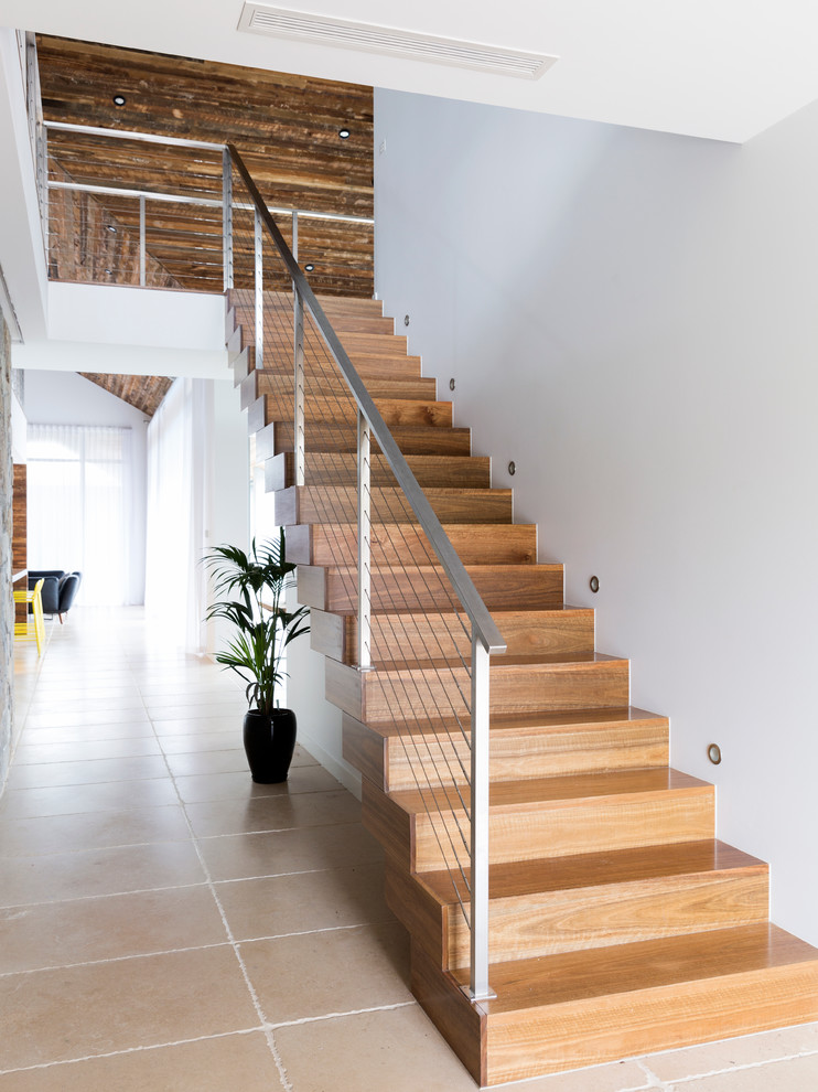 メルボルンにある中くらいなコンテンポラリースタイルのおしゃれな直階段 (木の蹴込み板) の写真