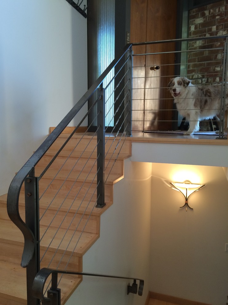 Cette image montre un escalier vintage en U de taille moyenne avec des marches en bois et des contremarches en bois.