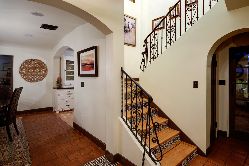 Imagen de escalera mediterránea con escalones de madera