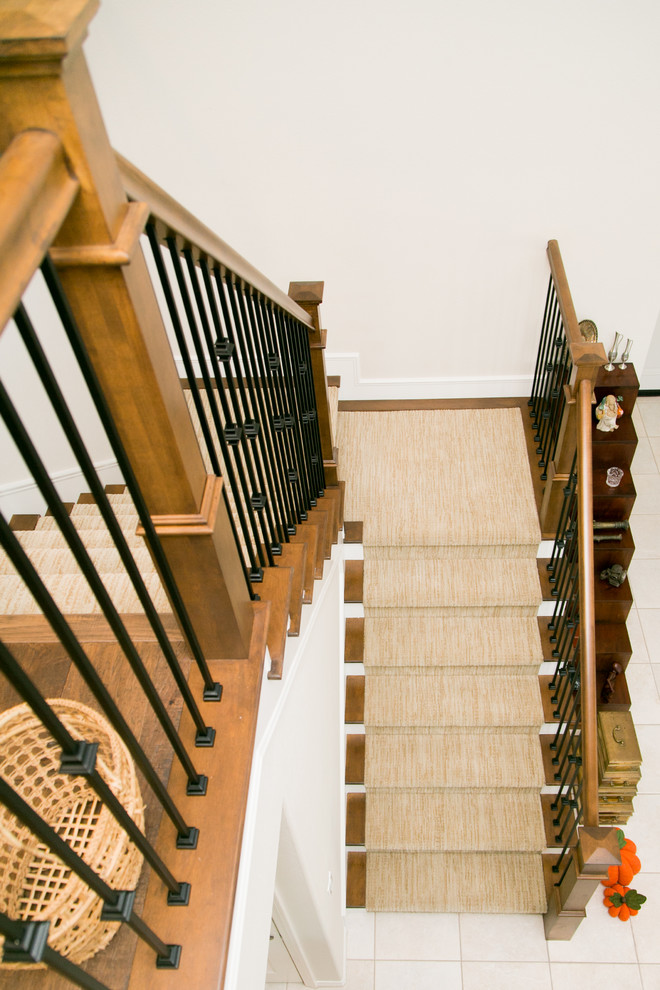 На фото: большая п-образная лестница в стиле неоклассика (современная классика) с ступенями с ковровым покрытием и ковровыми подступенками с