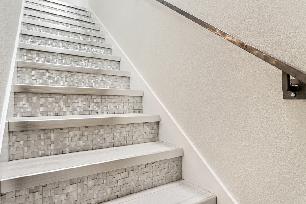 Стильный дизайн: прямая металлическая лестница среднего размера в морском стиле с ступенями из плитки и металлическими перилами - последний тренд