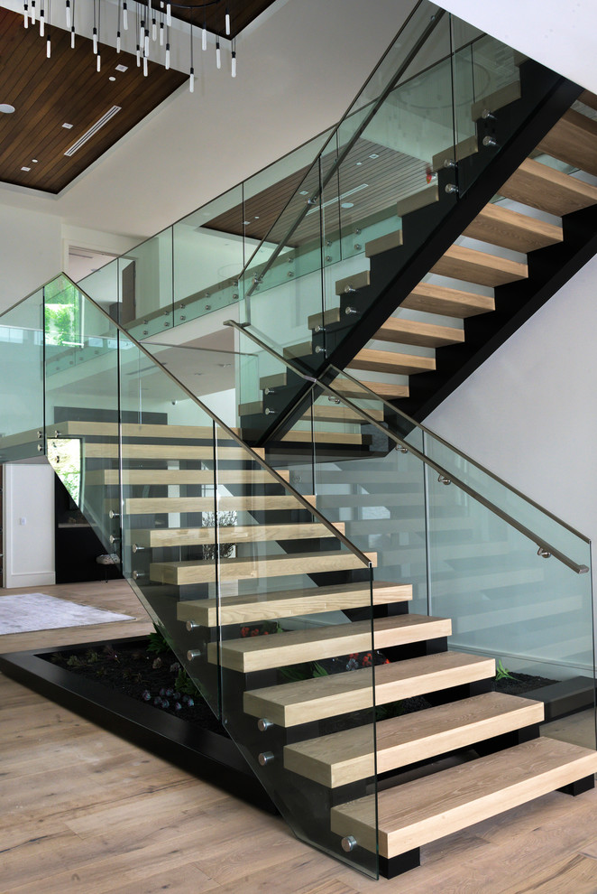 Moderne Treppe mit Stahlgeländer in Los Angeles