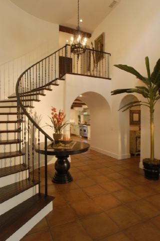 Exemple d'un grand escalier courbe méditerranéen avec des marches en bois et des contremarches en bois.