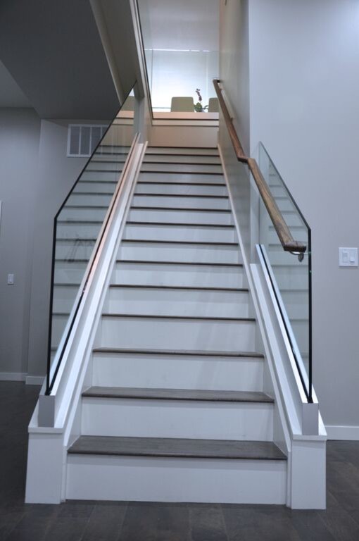 Стильный дизайн: прямая лестница среднего размера в стиле модернизм с деревянными ступенями и крашенными деревянными подступенками - последний тренд