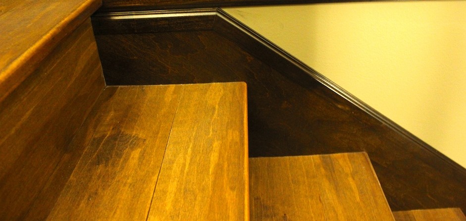 Foto på en mellanstor amerikansk trappa i trä, med sättsteg i trä