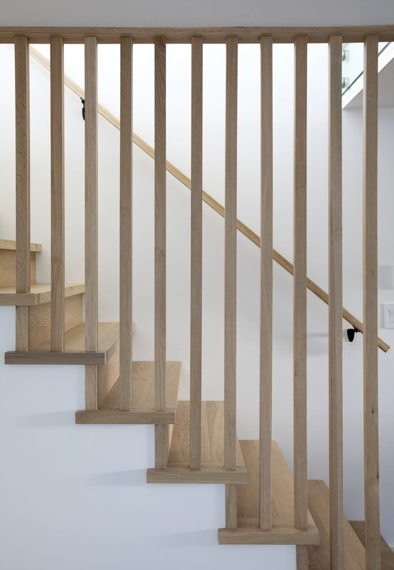 Modelo de escalera recta moderna de tamaño medio con escalones de madera, contrahuellas de madera y barandilla de madera