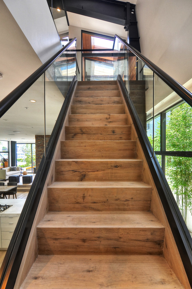 Exemple d'un grand escalier tendance en U avec des marches en bois et des contremarches en bois.