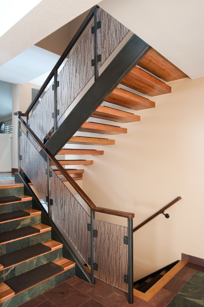 Свежая идея для дизайна: лестница среднего размера в стиле неоклассика (современная классика) с деревянными ступенями без подступенок - отличное фото интерьера