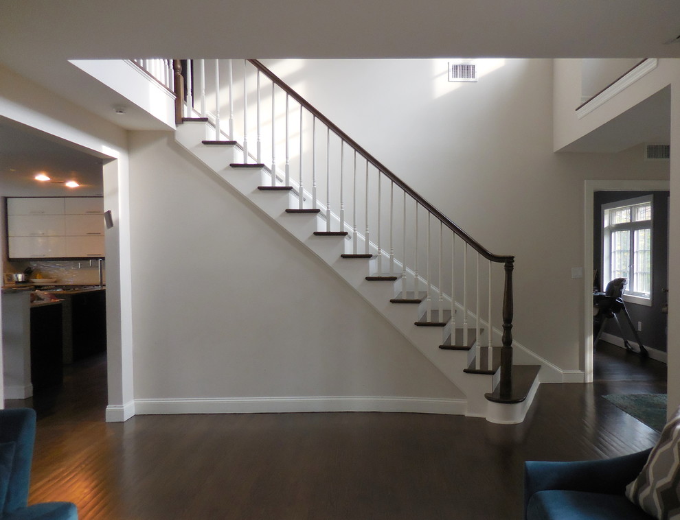 Cette photo montre un escalier courbe éclectique de taille moyenne avec des marches en bois et des contremarches en bois.