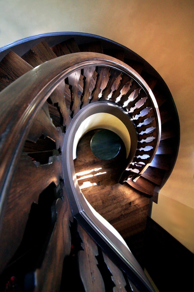 Стильный дизайн: большая винтовая лестница в классическом стиле с деревянными ступенями - последний тренд