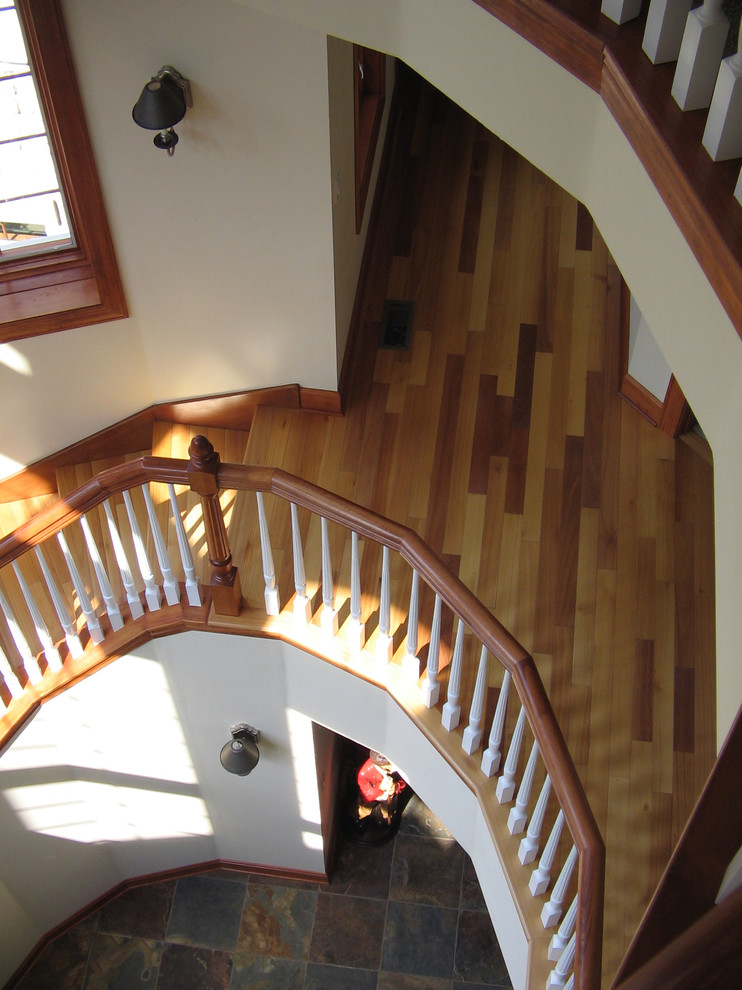 Ejemplo de escalera curva tradicional con escalones de madera