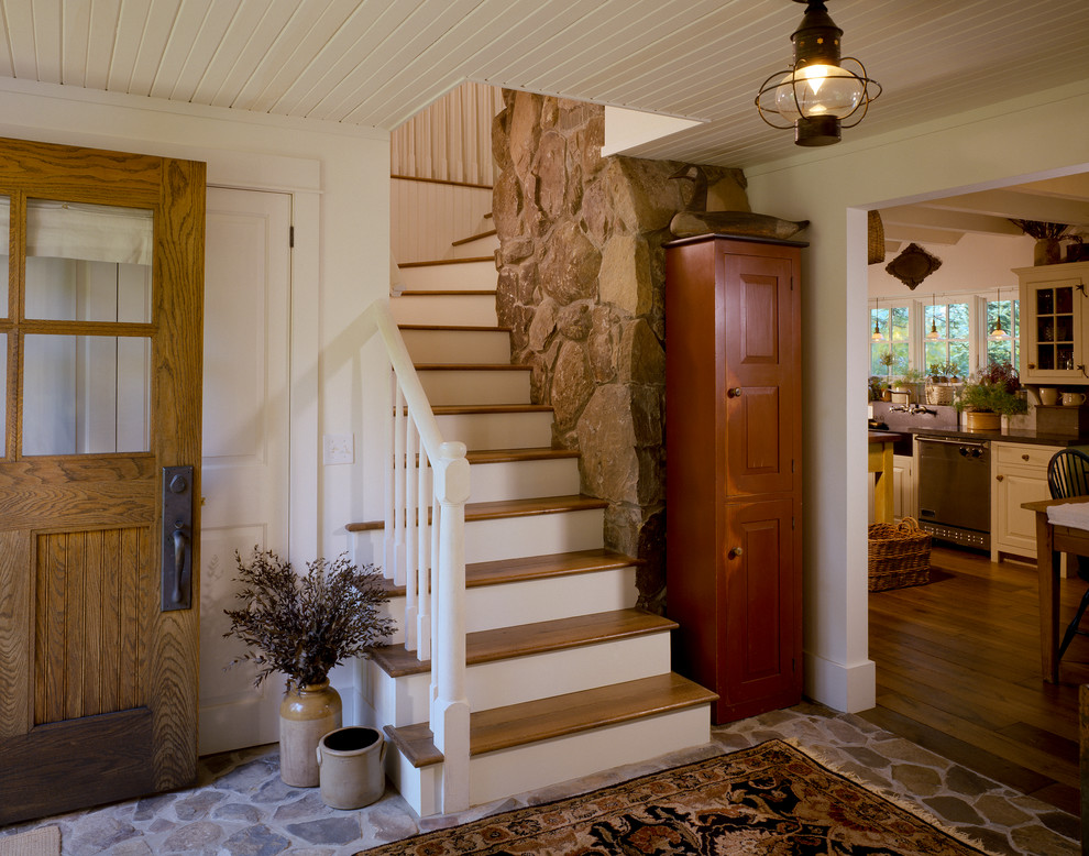 Diseño de escalera campestre con escalones de madera y contrahuellas de madera pintada