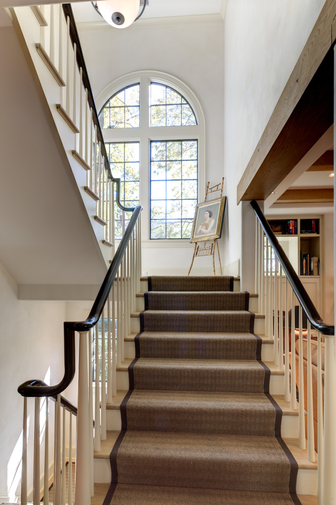 Стильный дизайн: п-образная деревянная лестница в классическом стиле с ступенями с ковровым покрытием - последний тренд