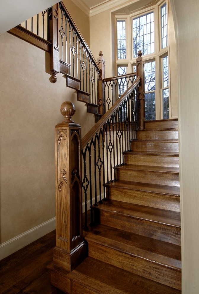 Ejemplo de escalera en L tradicional pequeña con escalones de madera y contrahuellas de madera