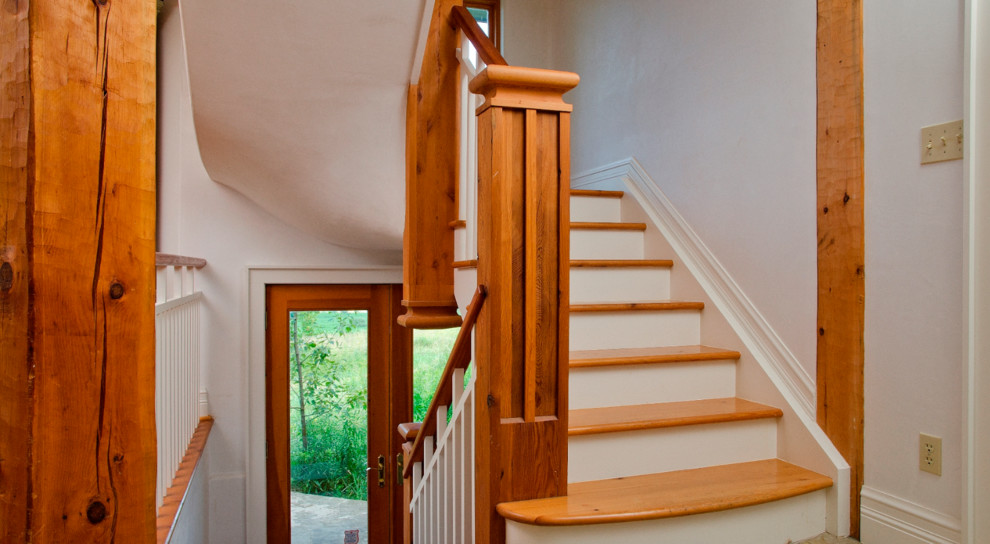 Идея дизайна: прямая деревянная лестница среднего размера в стиле кантри с деревянными ступенями