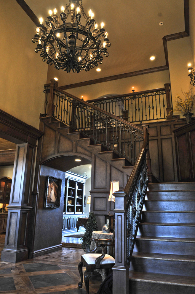 Пример оригинального дизайна: большая угловая деревянная лестница в классическом стиле с деревянными ступенями