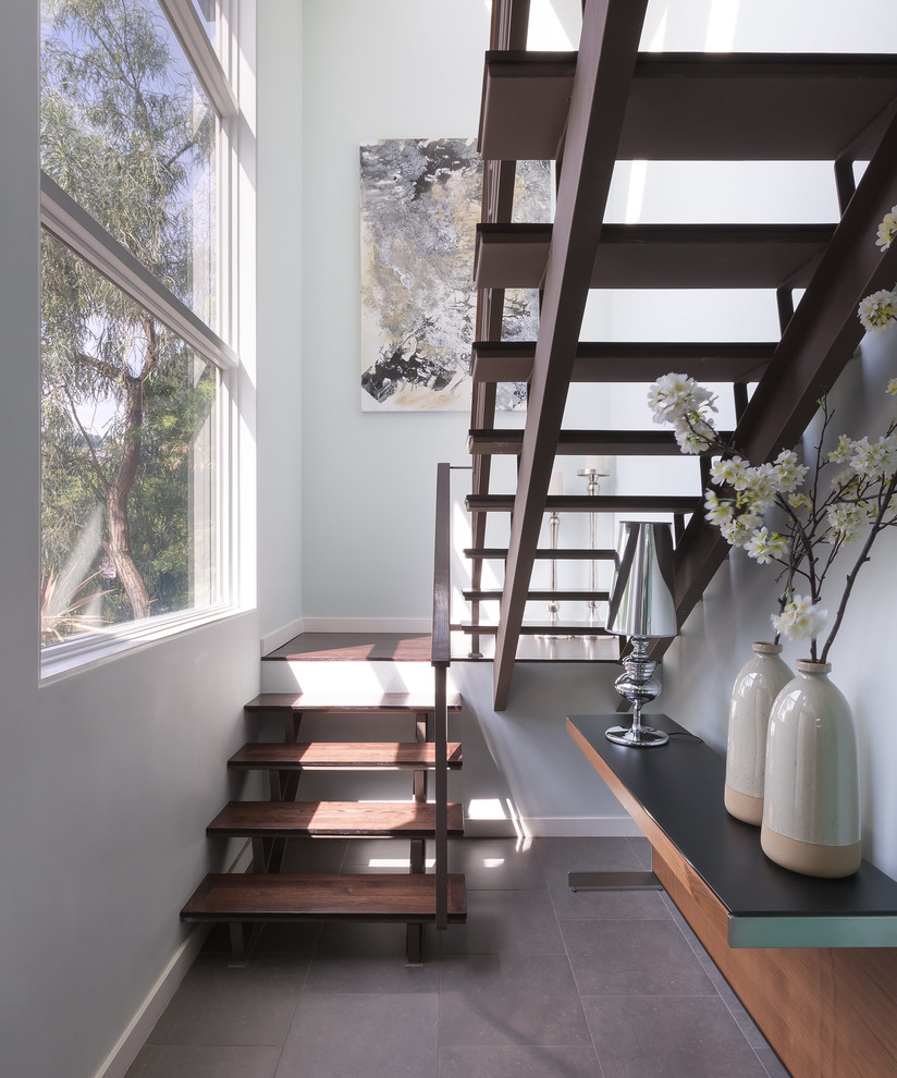 Стильный дизайн: п-образная лестница среднего размера в современном стиле с деревянными ступенями и деревянными перилами без подступенок - последний тренд