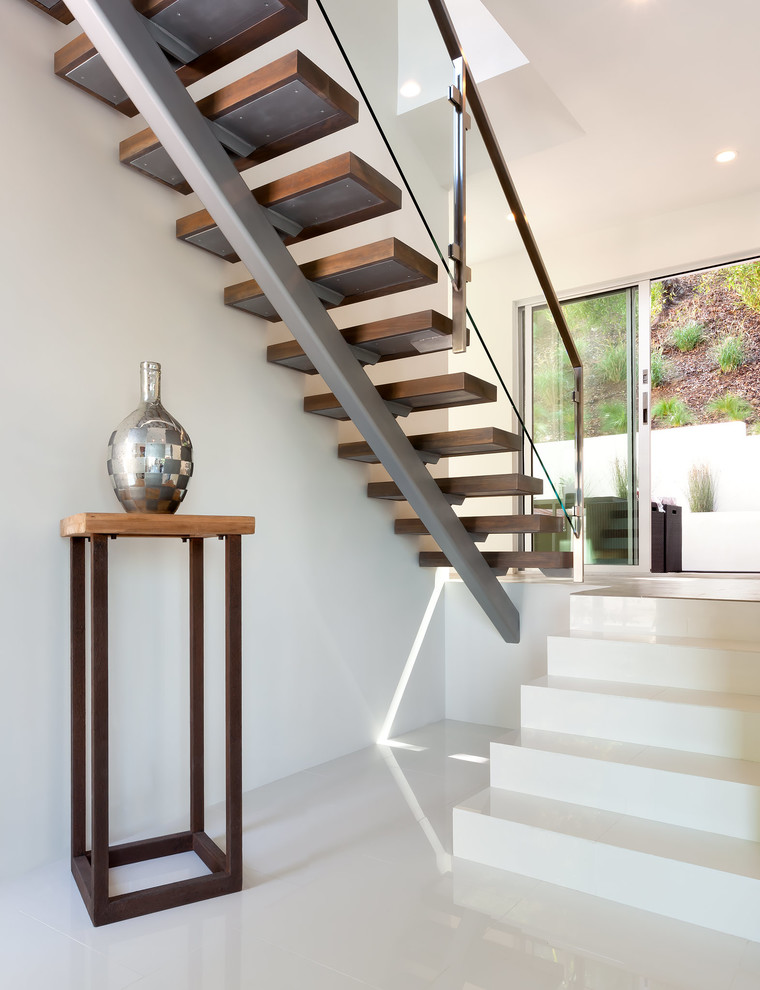 Идея дизайна: лестница на больцах, среднего размера в современном стиле с деревянными ступенями и металлическими перилами без подступенок