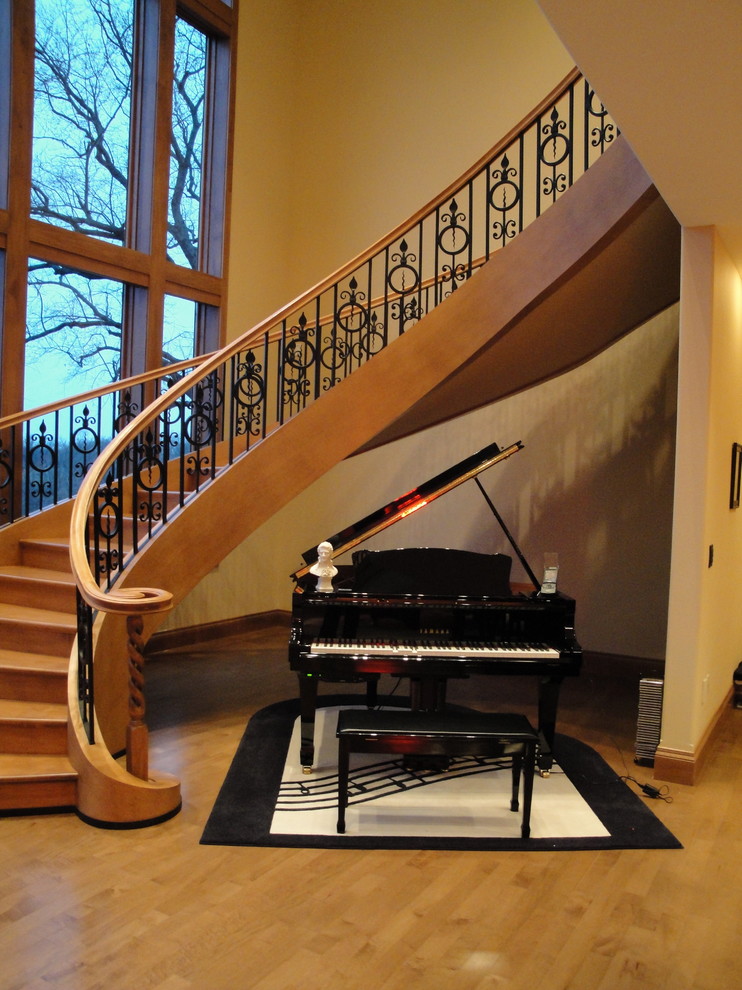 Idées déco pour un très grand escalier courbe classique avec des marches en bois et des contremarches en bois.