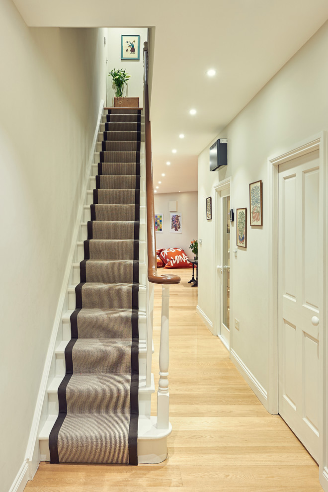 Imagen de escalera recta tradicional pequeña con escalones de madera pintada y contrahuellas de madera pintada
