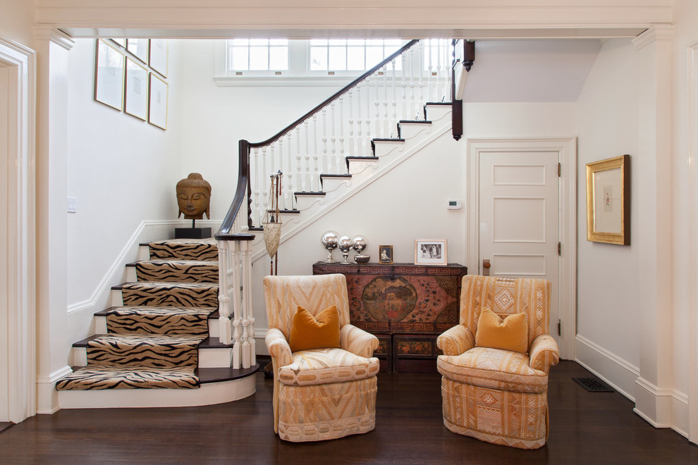 Свежая идея для дизайна: угловая лестница в классическом стиле с деревянными ступенями и крашенными деревянными подступенками - отличное фото интерьера