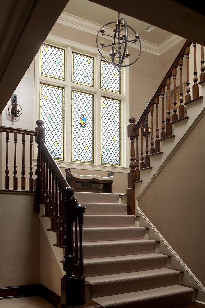 Idée de décoration pour un escalier peint tradition en U de taille moyenne avec des marches en bois et palier.