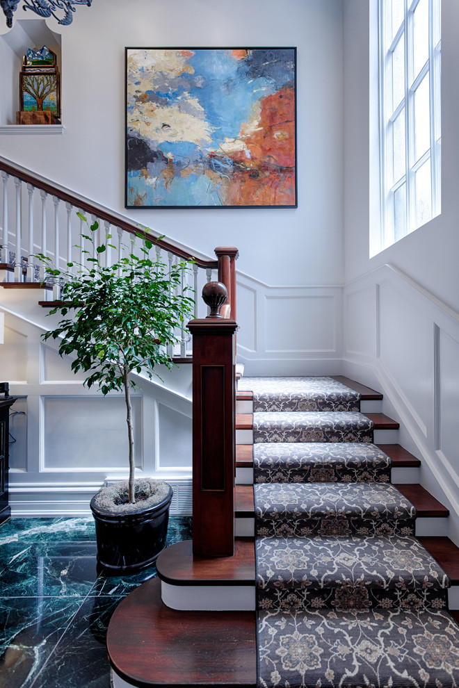 Foto de escalera en L tradicional con escalones de madera y contrahuellas de madera pintada