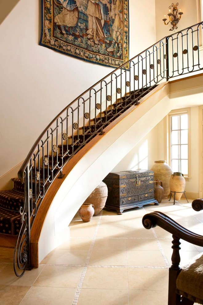 Idée de décoration pour un très grand escalier courbe méditerranéen avec des marches en bois et des contremarches en bois.