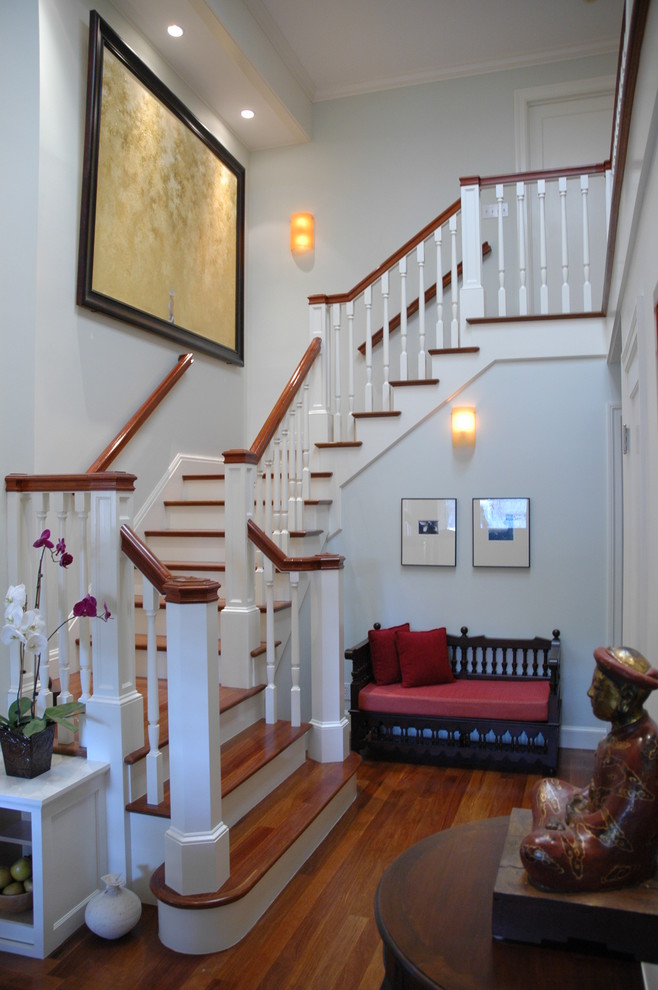 Стильный дизайн: лестница в классическом стиле с деревянными ступенями, крашенными деревянными подступенками и деревянными перилами - последний тренд