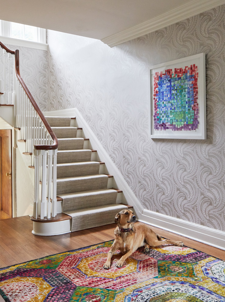Пример оригинального дизайна: лестница среднего размера в стиле неоклассика (современная классика) с ступенями с ковровым покрытием, ковровыми подступенками и деревянными перилами