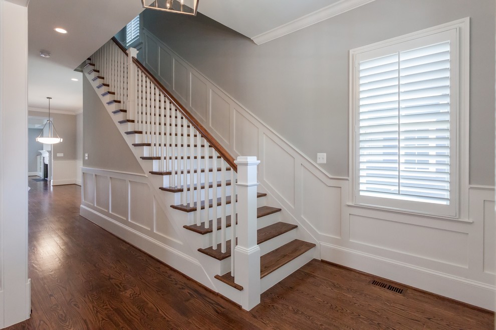 Diseño de escalera recta de estilo americano con escalones de madera, contrahuellas de madera pintada y barandilla de madera