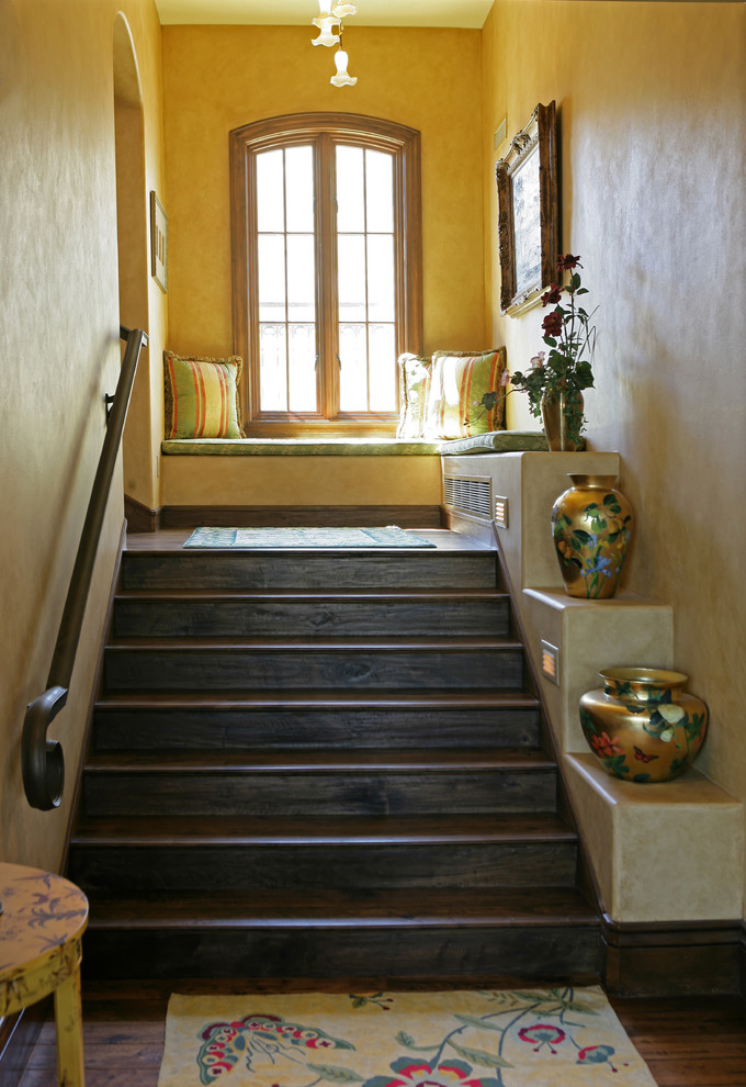Стильный дизайн: деревянная лестница в средиземноморском стиле с деревянными ступенями - последний тренд