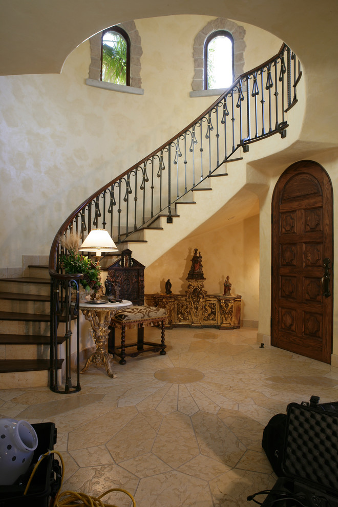 Imagen de escalera curva mediterránea grande con escalones de madera y barandilla de varios materiales