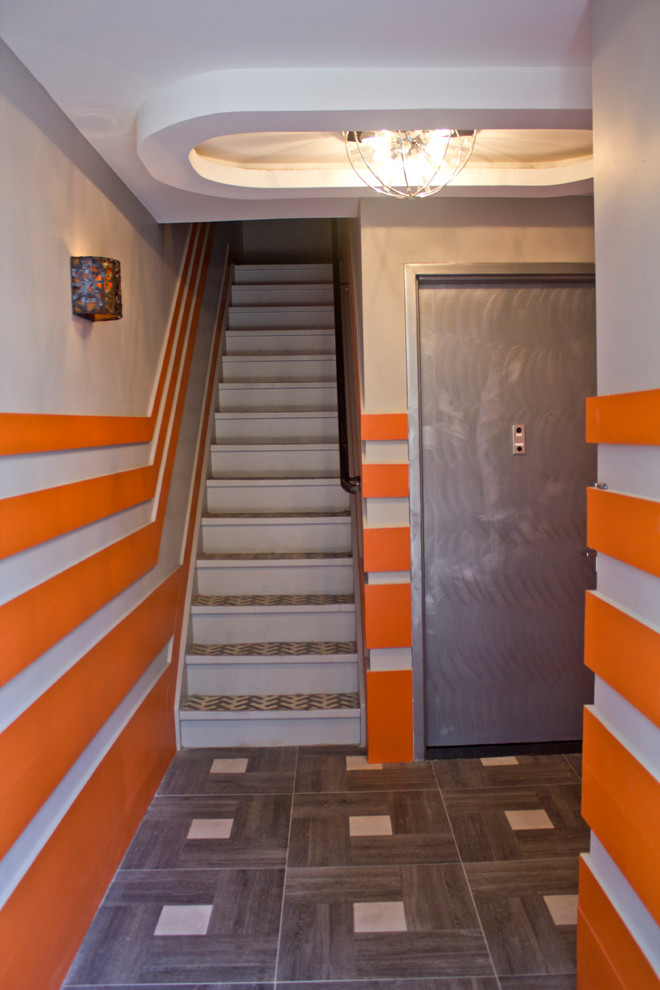 Ejemplo de escalera recta contemporánea de tamaño medio con escalones con baldosas y contrahuellas de metal