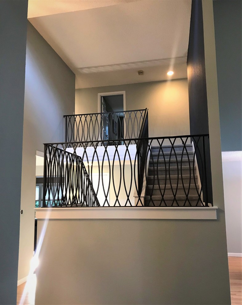 Пример оригинального дизайна: п-образная лестница среднего размера в стиле неоклассика (современная классика) с ступенями с ковровым покрытием, ковровыми подступенками и металлическими перилами