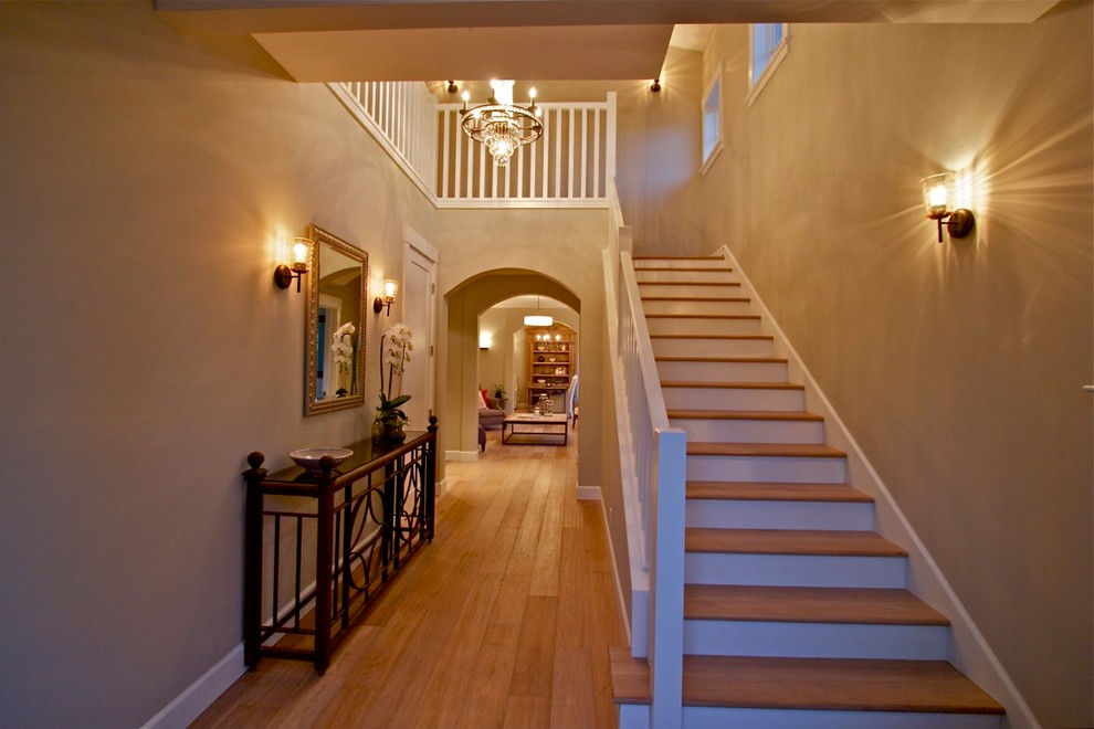 Идея дизайна: большая прямая лестница в стиле кантри с деревянными ступенями, крашенными деревянными подступенками и деревянными перилами