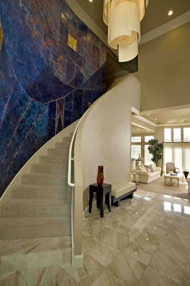 ダラスにある広いコンテンポラリースタイルのおしゃれなサーキュラー階段 (カーペット張りの蹴込み板) の写真