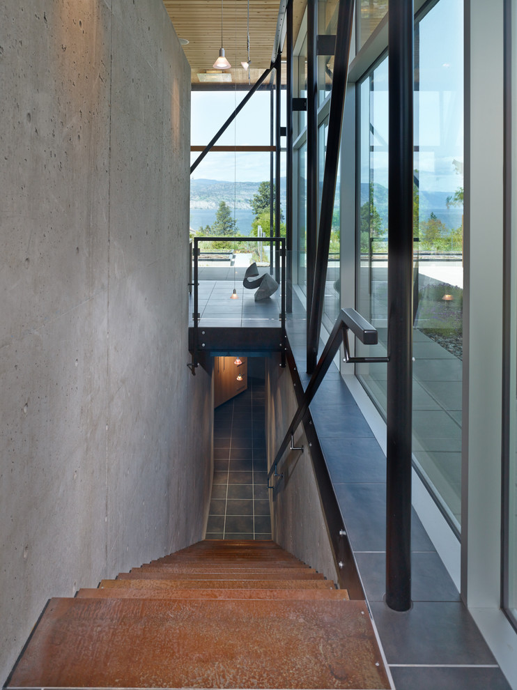 Diseño de escalera recta minimalista con escalones de metal y contrahuellas de metal