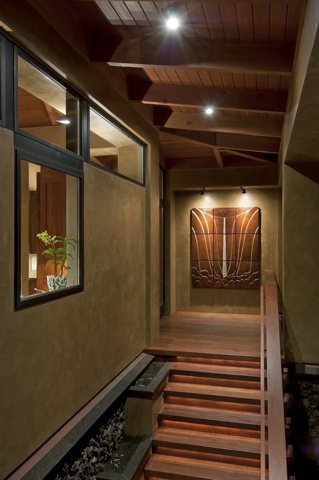 Imagen de escalera recta exótica de tamaño medio con escalones de madera, contrahuellas de madera y barandilla de madera