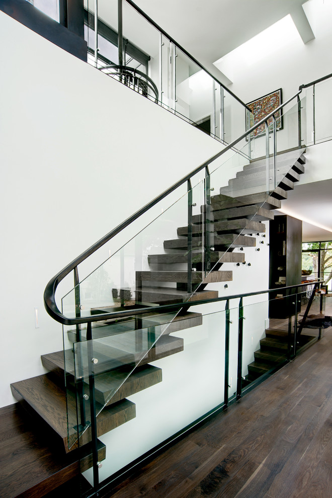 На фото: лестница на больцах, среднего размера в современном стиле с деревянными ступенями и металлическими перилами без подступенок