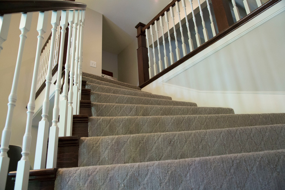Gewendelte, Mittelgroße Klassische Treppe mit Teppich-Treppenstufen und Teppich-Setzstufen in Kansas City