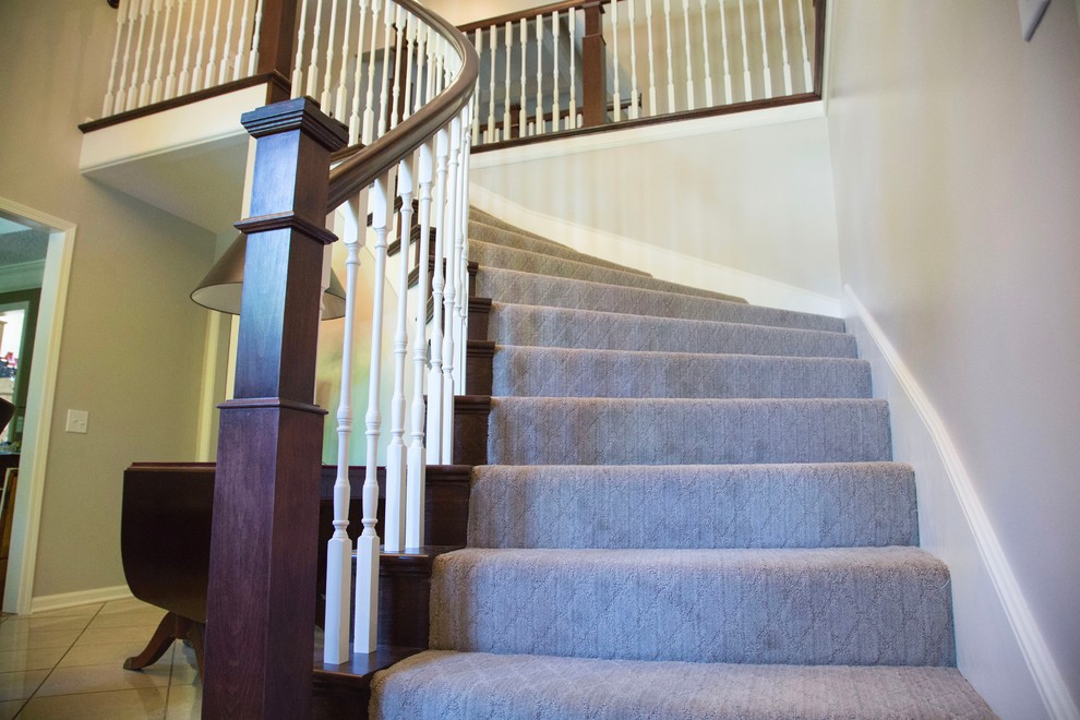Cette image montre un escalier courbe traditionnel de taille moyenne avec des marches en moquette et des contremarches en moquette.