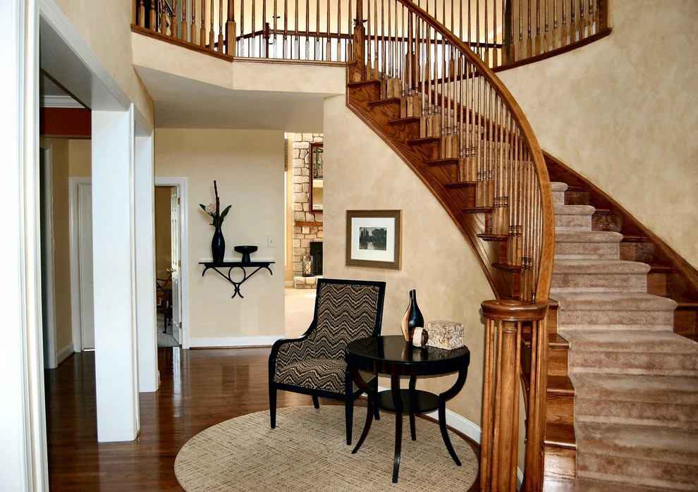 Imagen de escalera curva contemporánea de tamaño medio con escalones de madera, contrahuellas de madera y barandilla de madera