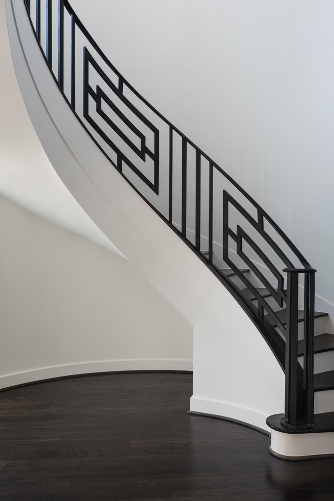 Inspiration pour un grand escalier peint courbe design avec des marches en bois.