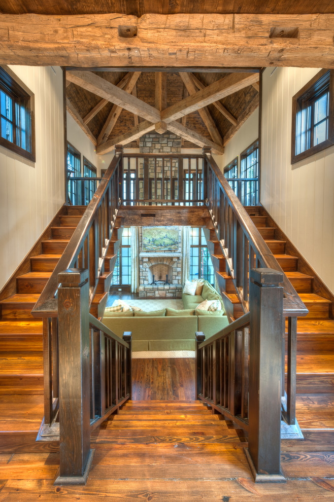 Cette image montre un grand escalier chalet en U avec des marches en bois et des contremarches en bois.