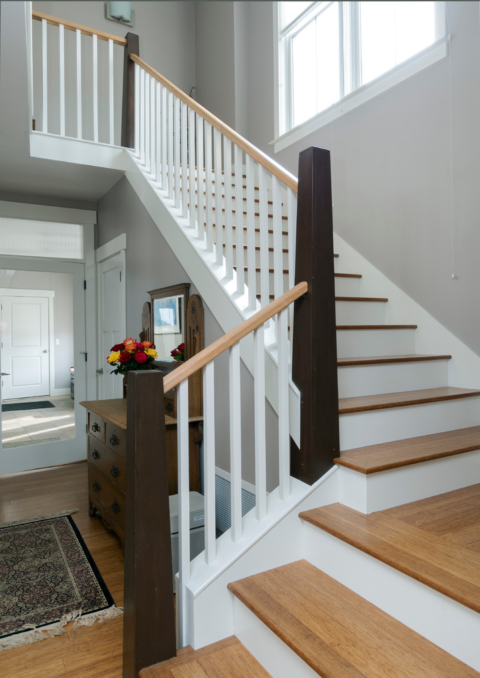 Diseño de escalera en L tradicional de tamaño medio con escalones de madera y contrahuellas de madera