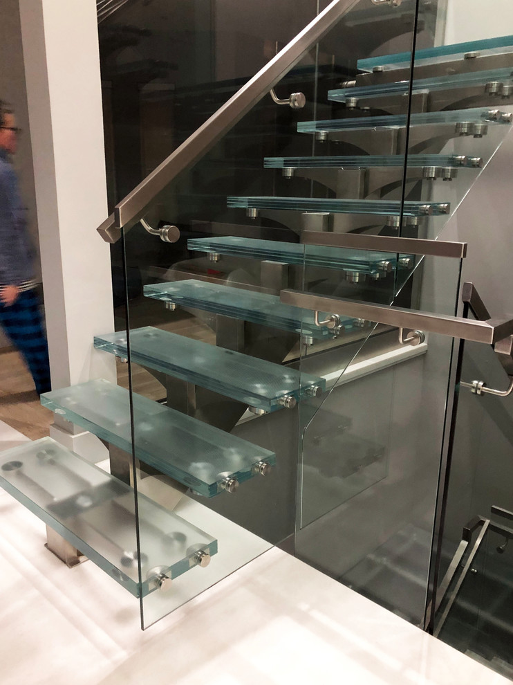 Réalisation d'un escalier sans contremarche design en U de taille moyenne avec des marches en verre et un garde-corps en matériaux mixtes.