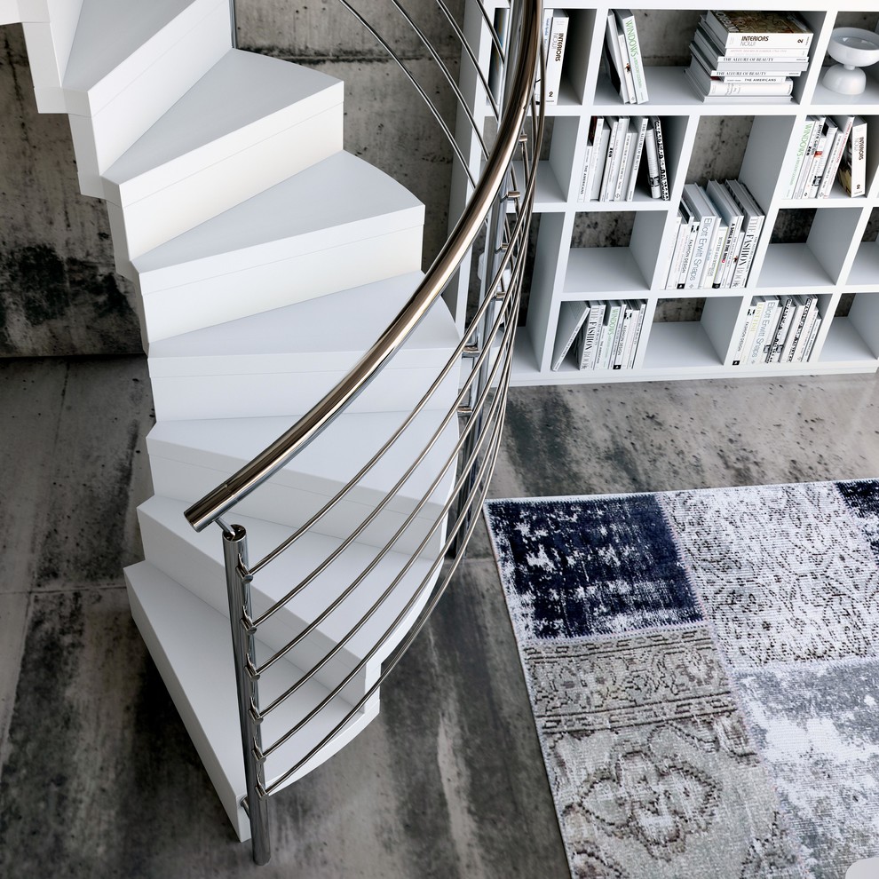 Gewendelte Moderne Treppe mit gebeizten Holz-Treppenstufen und gebeizten Holz-Setzstufen in Barcelona